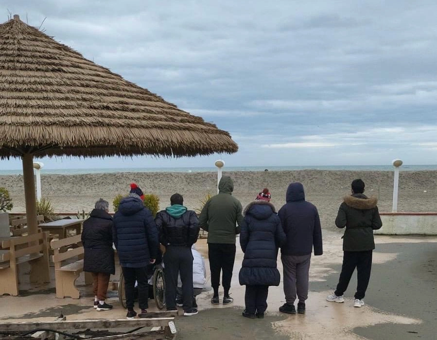 ospiti che sono in gita al mare in inverno